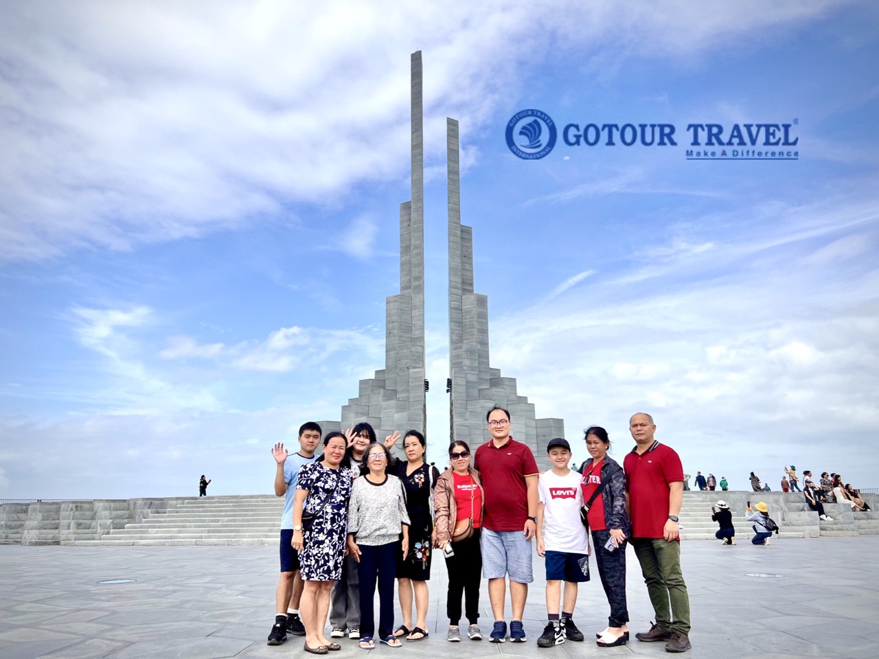 Đoàn khách Cty Gotour tham quan tháp Nghinh Phong - Tour Quy Nhơn - Phú Yên